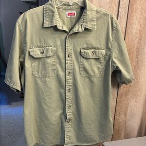 Wrangler Men's Olive Button-Up Shirt work casual outdoor Unisex paint
